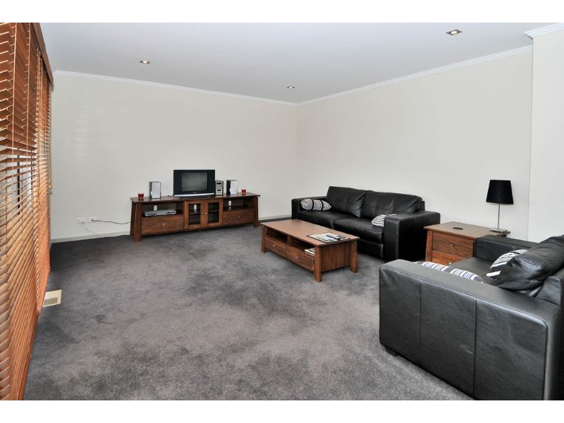 10/2 Lanark Way, Gowanbrae VIC 3043