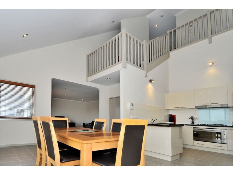 10/2 Lanark Way, Gowanbrae VIC 3043