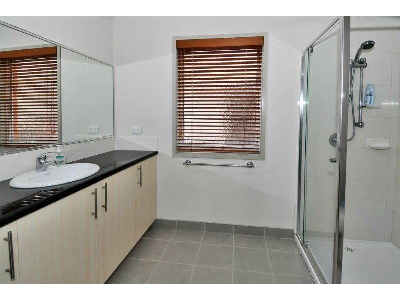 10/2 Lanark Way, Gowanbrae VIC 3043