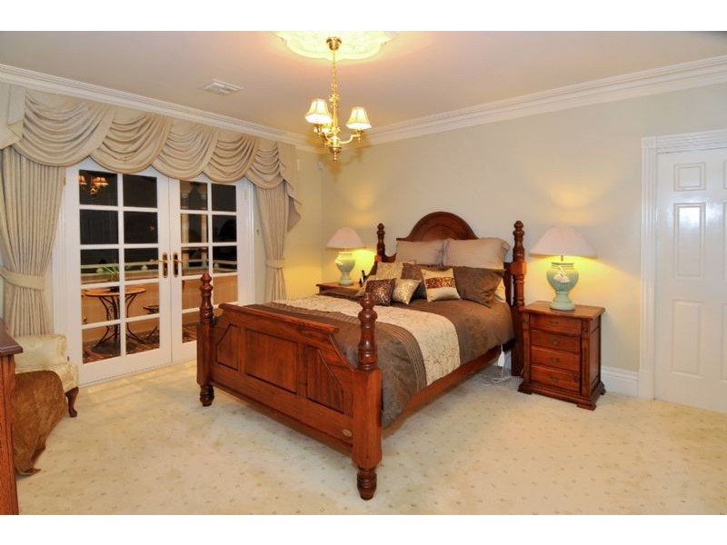 8 Clare Boulevard, Greenvale VIC 3059