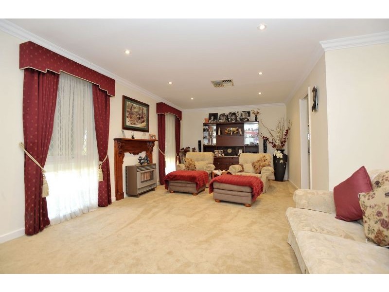 35 Elmhurst Road, Gladstone Park VIC 3043