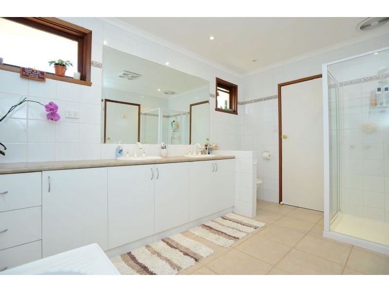 35 Elmhurst Road, Gladstone Park VIC 3043