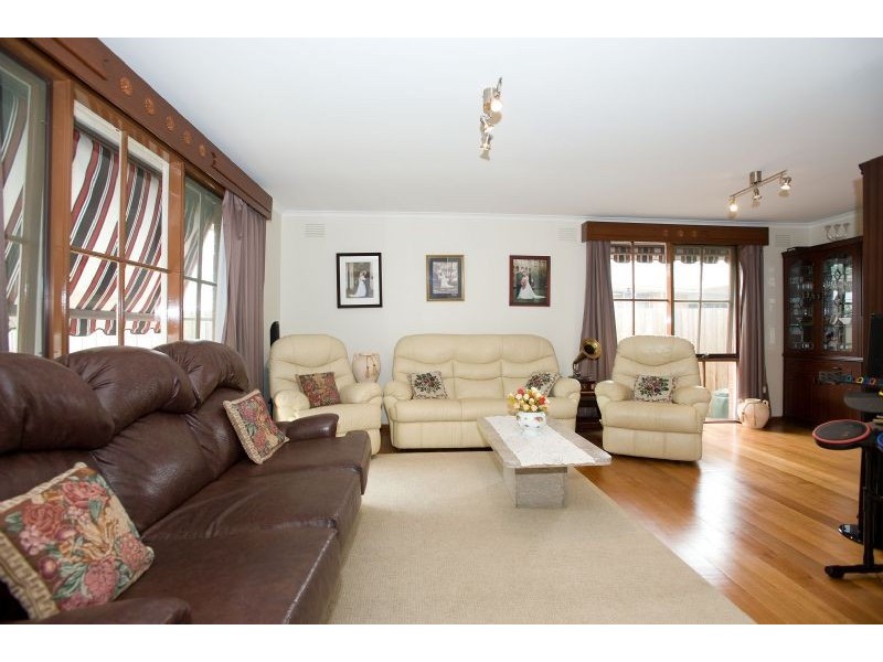 16 Grantley Drive, Gladstone Park VIC 3043