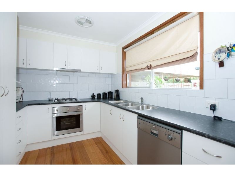 16 Grantley Drive, Gladstone Park VIC 3043