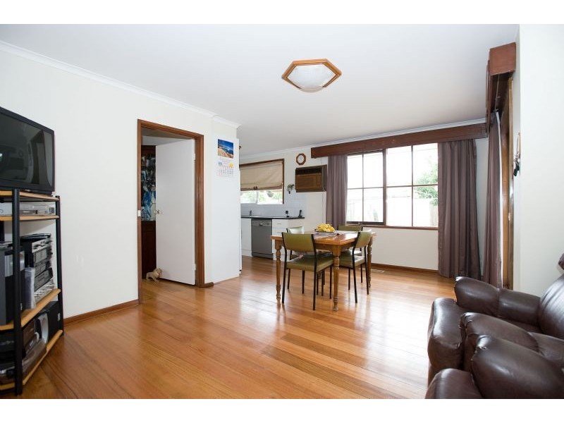 16 Grantley Drive, Gladstone Park VIC 3043