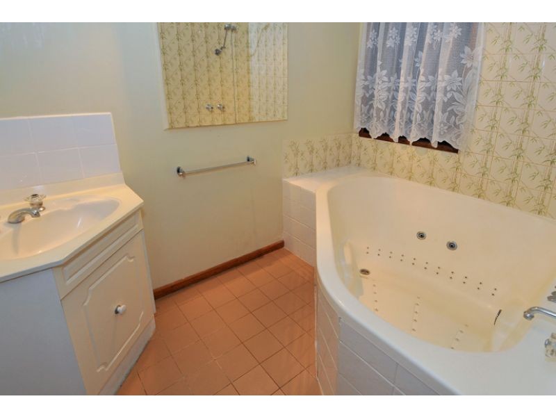 70 Lenoak Street, Gladstone Park VIC 3043