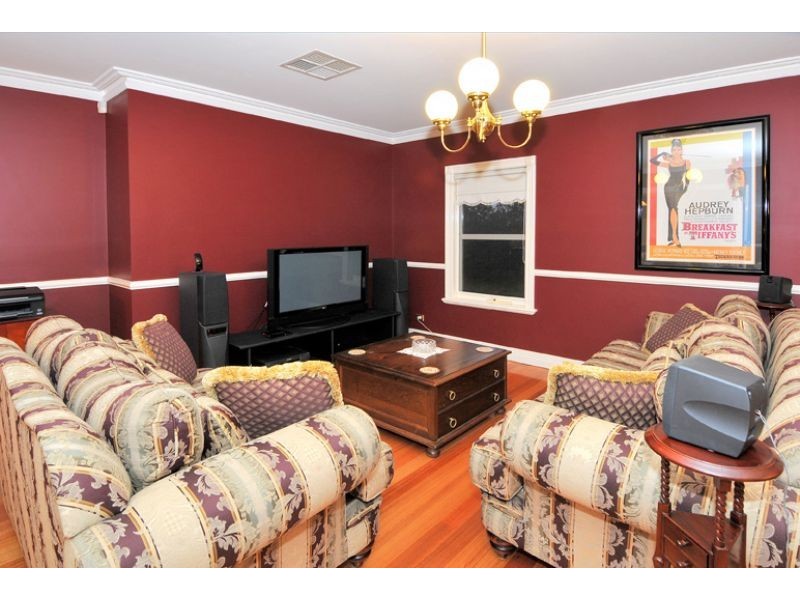 5 Lockhart Avenue, Attwood VIC 3049