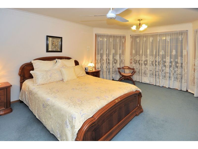1 Van Court, Gladstone Park VIC 3043