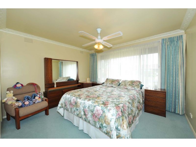 6 Archer Court, Gladstone Park VIC 3043