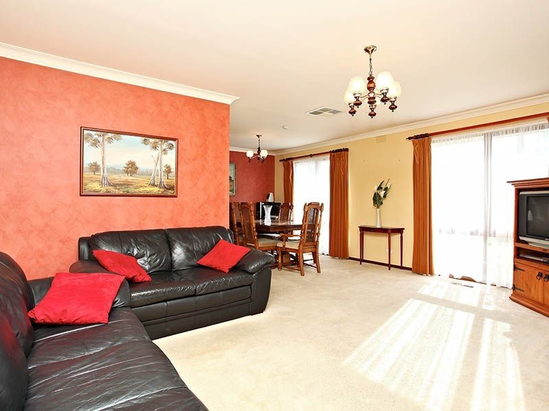 5 The Circuit, Gladstone Park VIC 3043