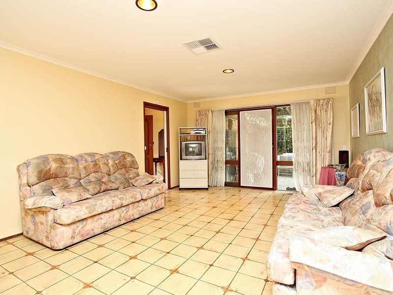 5 The Circuit, Gladstone Park VIC 3043