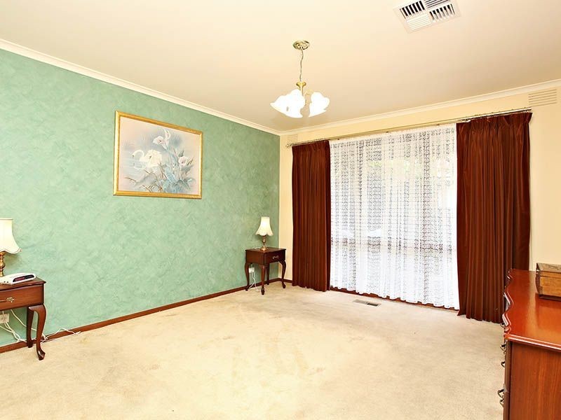 5 The Circuit, Gladstone Park VIC 3043