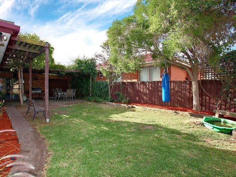 5 The Circuit, Gladstone Park VIC 3043