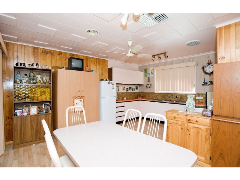 18 Windermere Crescent, Gladstone Park VIC 3043