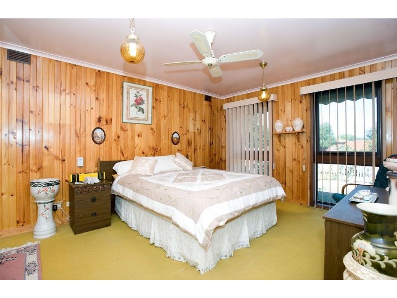 18 Windermere Crescent, Gladstone Park VIC 3043