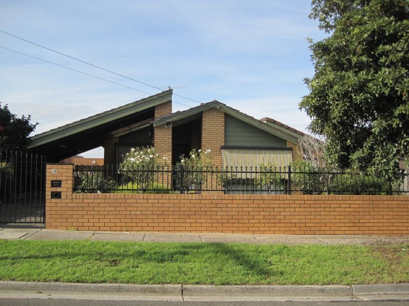 18 Henley Drive, Gladstone Park VIC 3043