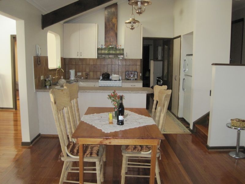 18 Henley Drive, Gladstone Park VIC 3043