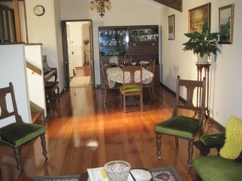 18 Henley Drive, Gladstone Park VIC 3043