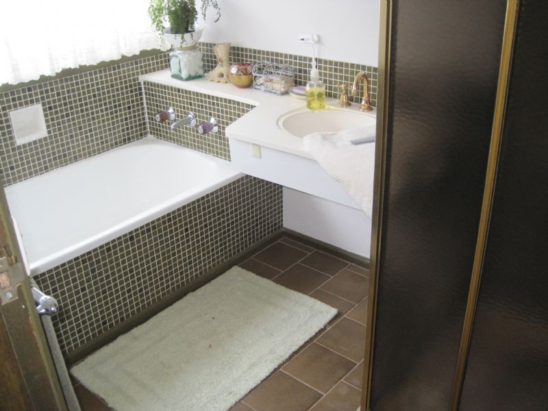 18 Henley Drive, Gladstone Park VIC 3043