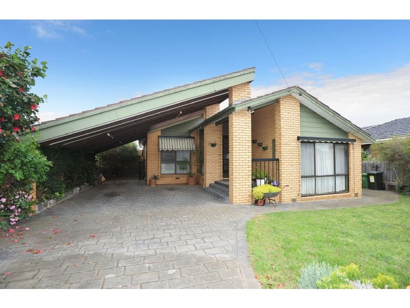 18 Henley Drive, Gladstone Park VIC 3043