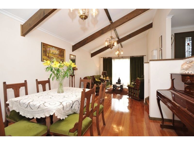 18 Henley Drive, Gladstone Park VIC 3043