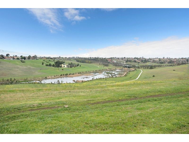 18 Henley Drive, Gladstone Park VIC 3043