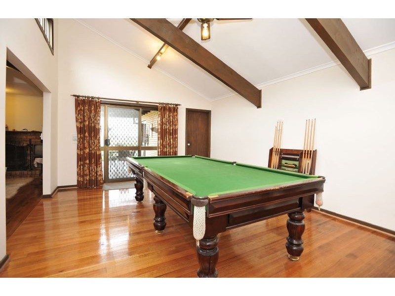 18 Henley Drive, Gladstone Park VIC 3043