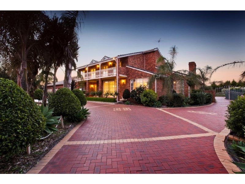 16 Inverness Mews, Greenvale VIC 3059