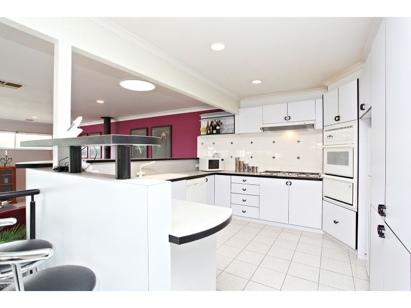 4 Elvin Close, Gladstone Park VIC 3043