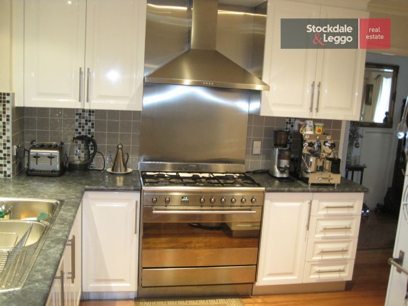 19 Wolverton Drive, Gladstone Park VIC 3043