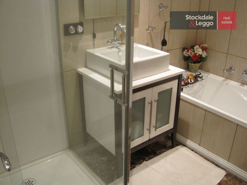 19 Wolverton Drive, Gladstone Park VIC 3043