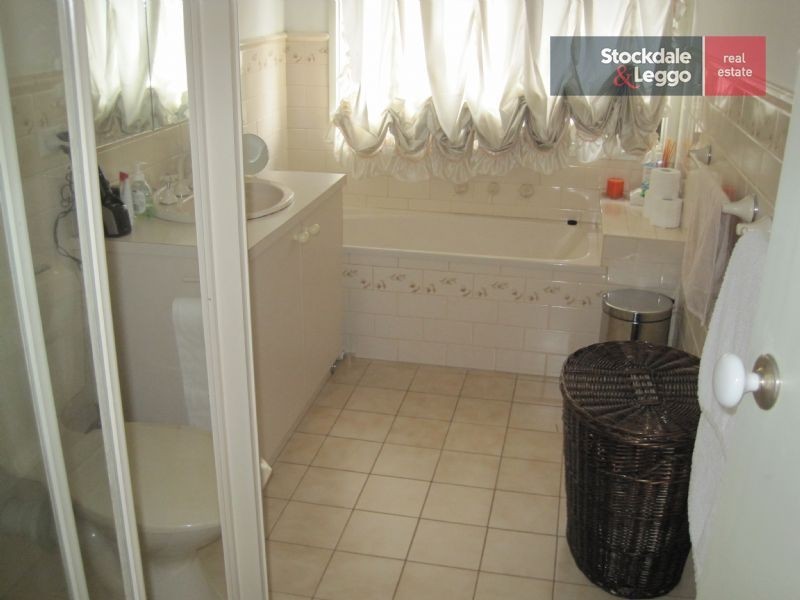 19 Wolverton Drive, Gladstone Park VIC 3043