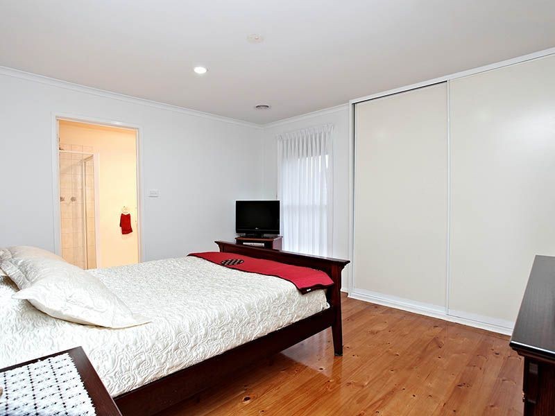 4 Teala Court, Gladstone Park VIC 3043