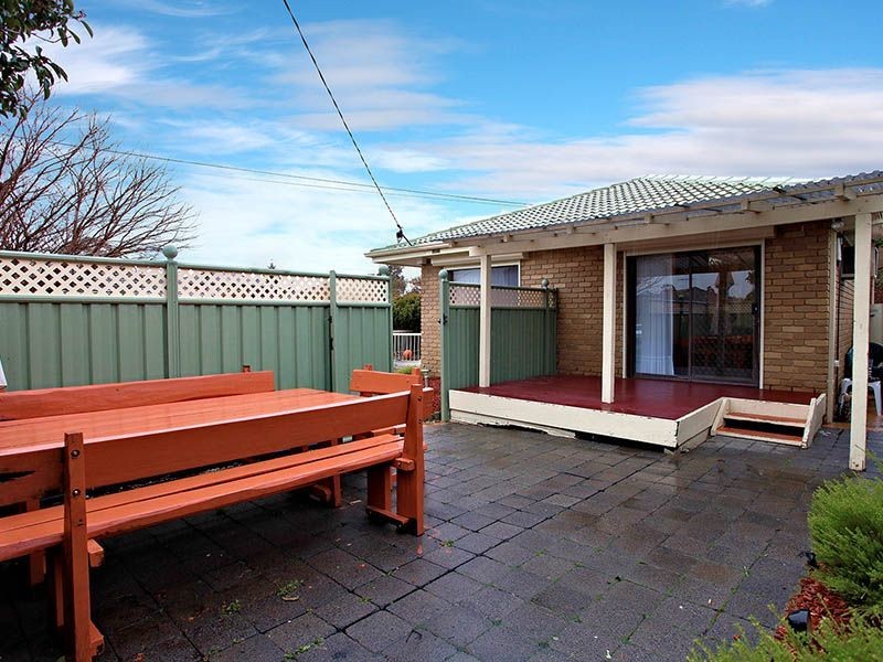 4 Teala Court, Gladstone Park VIC 3043
