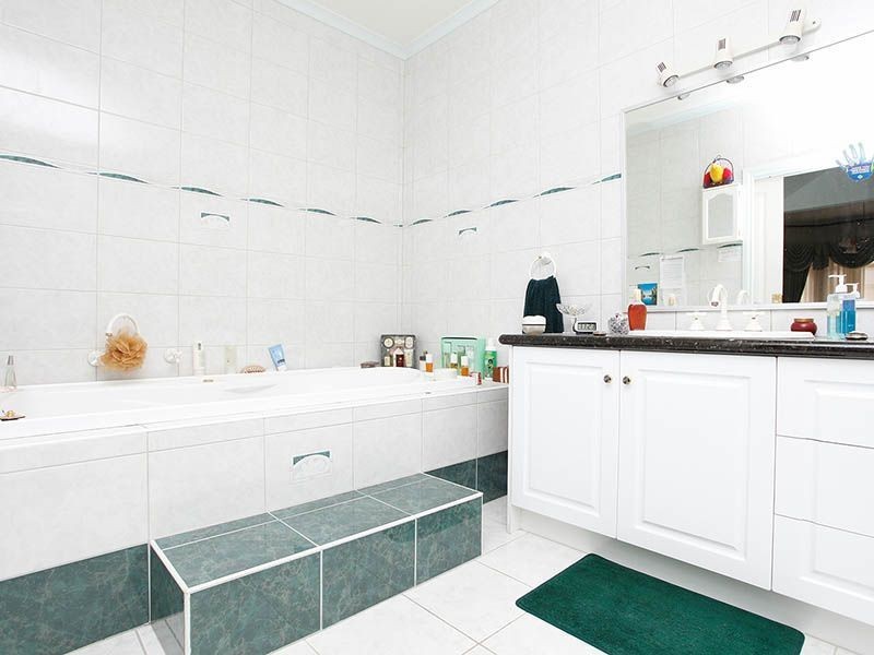 27 Stonebridge Way, Attwood VIC 3049