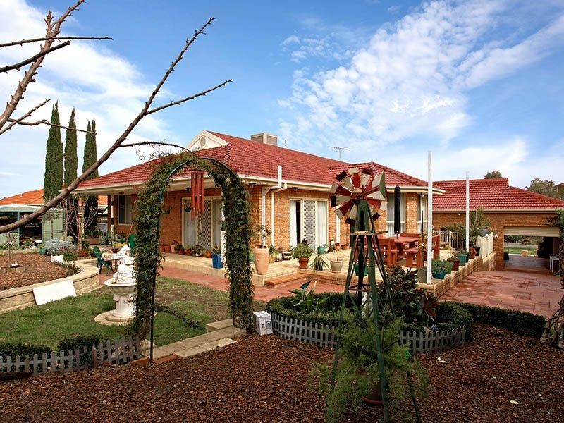 27 Stonebridge Way, Attwood VIC 3049