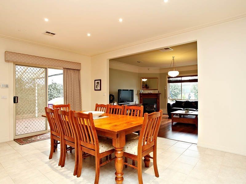 11 Lamplight Way, Attwood VIC 3049