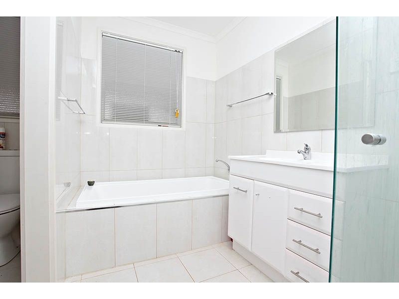 8 Drake Close, Gladstone Park VIC 3043