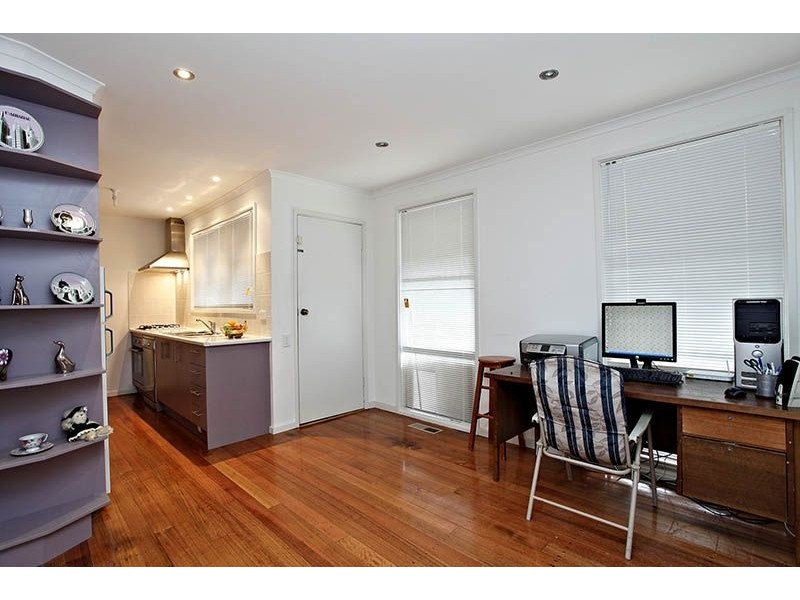 8 Drake Close, Gladstone Park VIC 3043