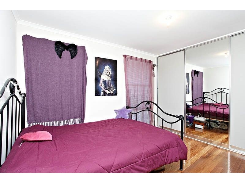 8 Drake Close, Gladstone Park VIC 3043