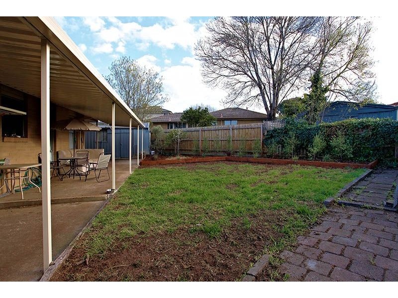 8 Drake Close, Gladstone Park VIC 3043