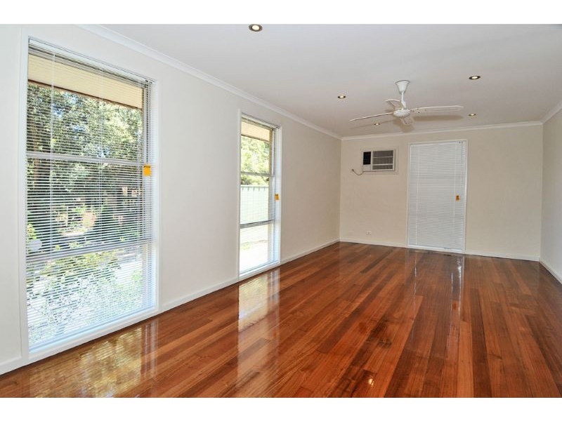 8 Drake Close, Gladstone Park VIC 3043