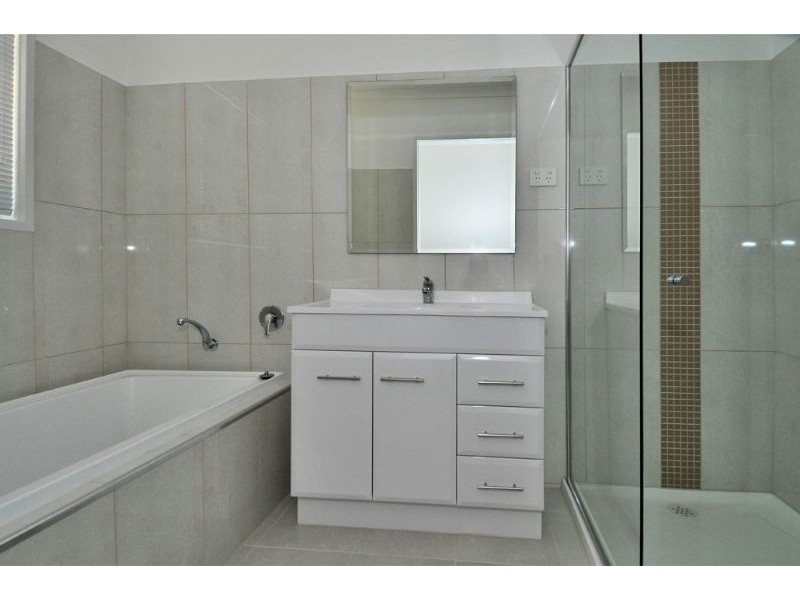 8 Drake Close, Gladstone Park VIC 3043