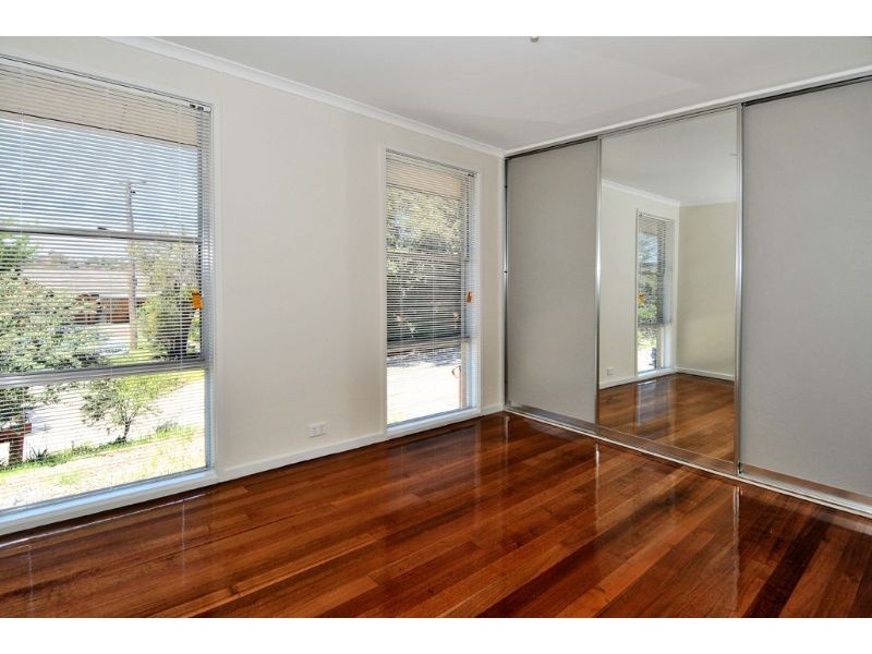 8 Drake Close, Gladstone Park VIC 3043