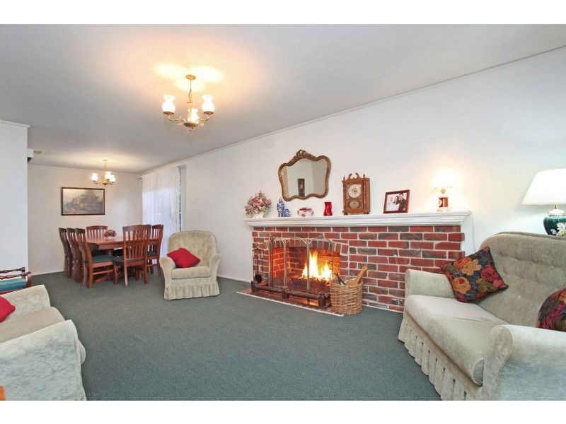 36 Aylesbury Crescent, Gladstone Park VIC 3043