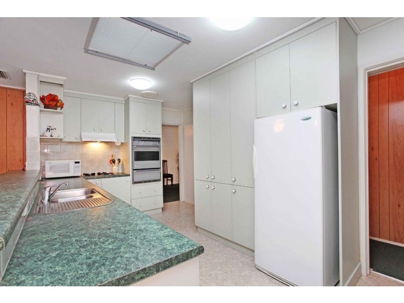 36 Aylesbury Crescent, Gladstone Park VIC 3043