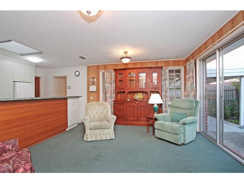 36 Aylesbury Crescent, Gladstone Park VIC 3043