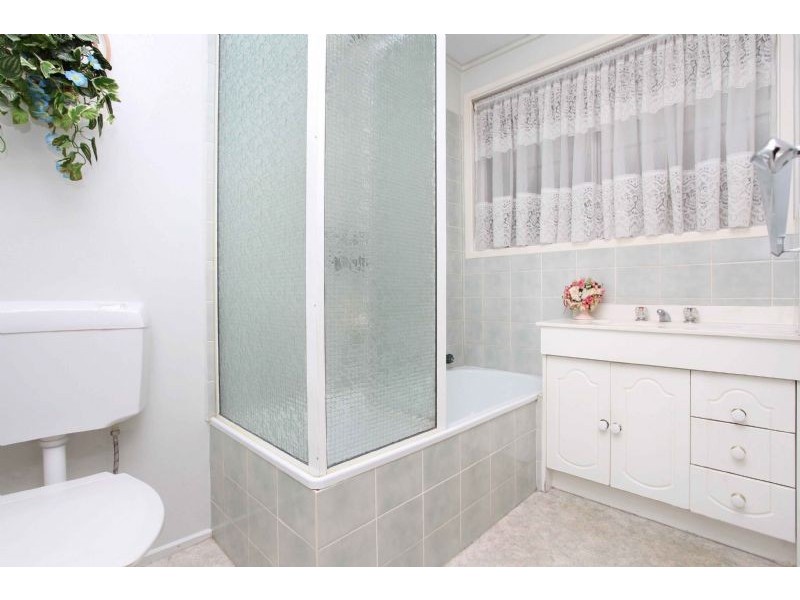 36 Aylesbury Crescent, Gladstone Park VIC 3043
