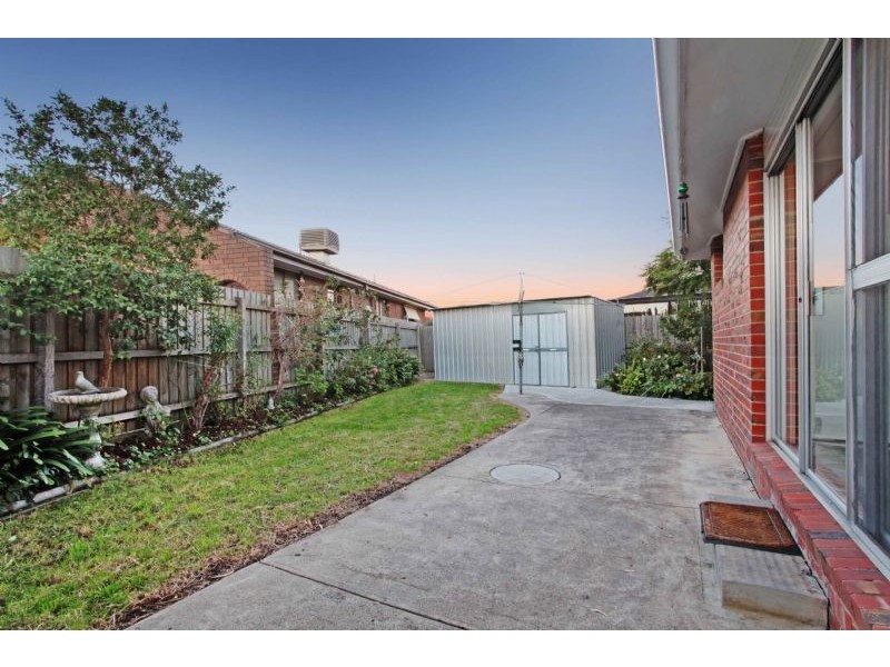 36 Aylesbury Crescent, Gladstone Park VIC 3043