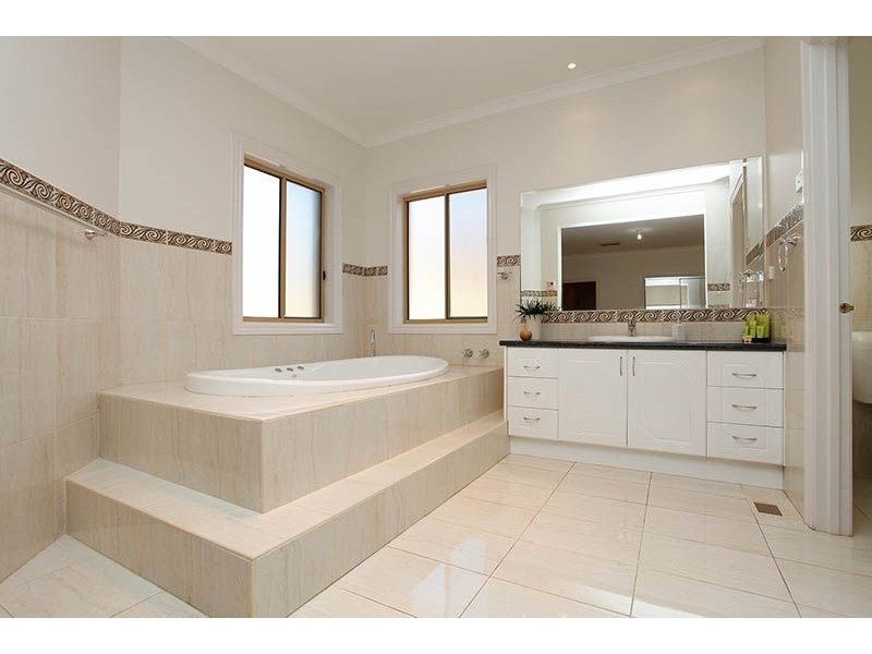 17 McIvor Way, Attwood VIC 3049